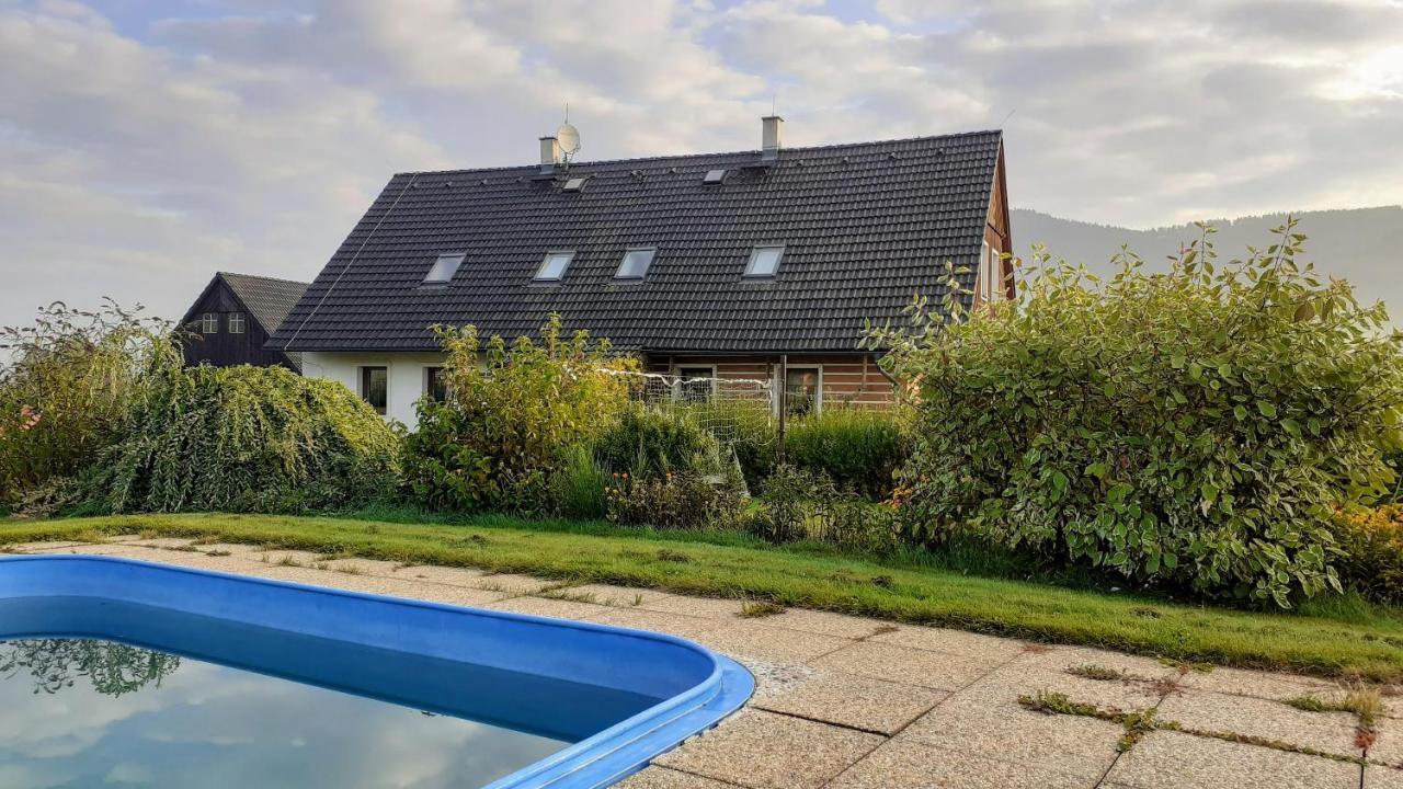 Apartman V Chaloupce Na Vrsku Bernsdorf Eksteriør bilde